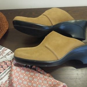 NWOT Clarks Suade Wedges in Tan